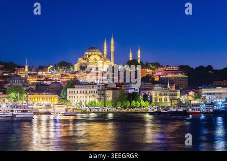 Istanbul, Turchia. Vista notturna sulla baia del Corno d'Oro. Foto Stock