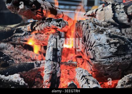 Legna da ardere e Ember brillanti da vicino Foto Stock