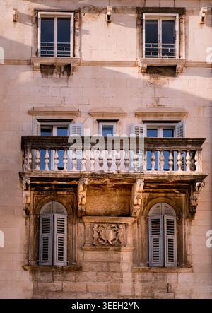 Un balcone su uno degli edifici del palazzo di diocleziano nella città vecchia, Spalato, Croazia Foto Stock