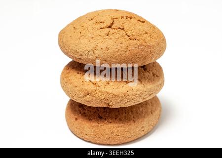 Impilare tre gustosi biscotti tradizionali fatti in casa con farina d'avena isolati su fondo bianco Foto Stock