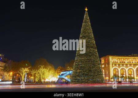 Albero di Natale e luci festive in Piazza della Repubblica durante l'inverno a Erevan, Armenia Foto Stock