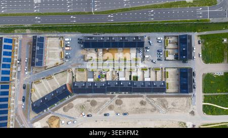 Vista aerea delle moderne case residenziali con pannelli solari sui tetti e auto parcheggiate in un nuovo sviluppo abitativo Utrecht, Utrecht, Paesi Bassi. Foto Stock