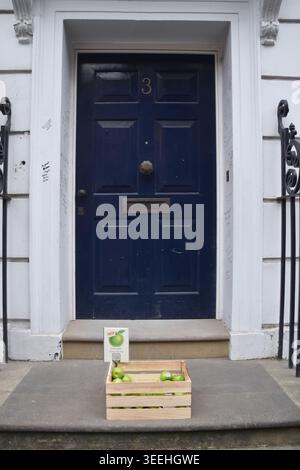 Londra, Inghilterra, Regno Unito. 11 maggio 2026. Una scatola di mele verdi Granny Smith, che fa riferimento al logo Apple Corps dei Beatles, insieme a un codice QR che collega a un sito web sul museo pianificato, è stata collocata all'esterno di 3 Saville Row, il sito dell'ultimo concerto della band, che sarà aperto ai visitatori nel 2027. L'edificio classificato Grade II fu la sede dei Beatles dal 1968 al 1972 e il loro ultimo album, Let IT Be, fu registrato nel seminterrato. La band ha suonato lo spettacolo sul tetto. Crediti: ZUMA Press, Inc./Alamy Live News Foto Stock