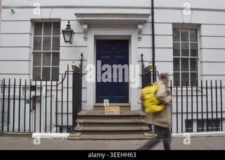 Londra, Inghilterra, Regno Unito. 11 maggio 2026. Una scatola di mele verdi Granny Smith, che fa riferimento al logo Apple Corps dei Beatles, insieme a un codice QR che collega a un sito web sul museo pianificato, è stata collocata all'esterno di 3 Saville Row, il sito dell'ultimo concerto della band, che sarà aperto ai visitatori nel 2027. L'edificio classificato Grade II fu la sede dei Beatles dal 1968 al 1972 e il loro ultimo album, Let IT Be, fu registrato nel seminterrato. La band ha suonato lo spettacolo sul tetto. Crediti: ZUMA Press, Inc./Alamy Live News Foto Stock