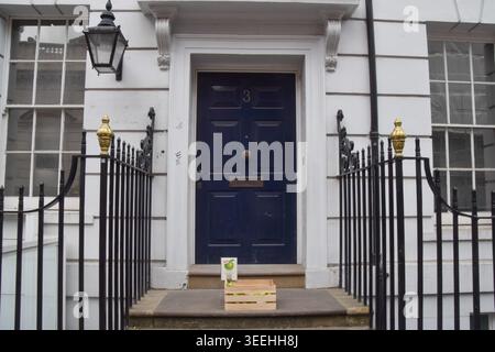Londra, Inghilterra, Regno Unito. 11 maggio 2026. Una scatola di mele verdi Granny Smith, che fa riferimento al logo Apple Corps dei Beatles, insieme a un codice QR che collega a un sito web sul museo pianificato, è stata collocata all'esterno di 3 Saville Row, il sito dell'ultimo concerto della band, che sarà aperto ai visitatori nel 2027. L'edificio classificato Grade II fu la sede dei Beatles dal 1968 al 1972 e il loro ultimo album, Let IT Be, fu registrato nel seminterrato. La band ha suonato lo spettacolo sul tetto. Crediti: ZUMA Press, Inc./Alamy Live News Foto Stock