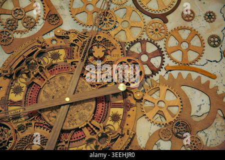 un bel primo piano di un meccanismo decorativo a steampunk altamente dettagliato realizzato in legno di betulla e quercia che mostra molti ingranaggi e ingranaggi Foto Stock