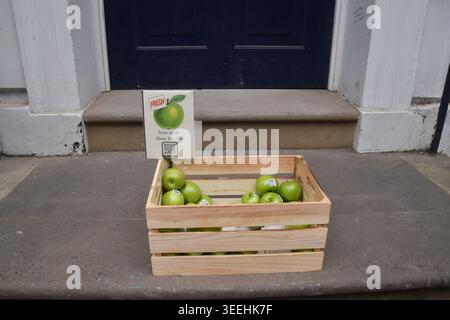 Londra, Regno Unito. 11 maggio 2026. Una scatola di mele verdi Granny Smith, che fa riferimento al logo Apple Corps dei Beatles, insieme a un codice QR che collega a un sito web sul museo pianificato, è stata collocata all'esterno di 3 Saville Row, il sito dell'ultimo concerto della band, che sarà aperto ai visitatori nel 2027. L'edificio classificato Grade II fu la sede dei Beatles dal 1968 al 1972 e il loro ultimo album, Let IT Be, fu registrato nel seminterrato. La band ha suonato lo spettacolo sul tetto. Crediti: Vuk Valcic/Alamy Live News Foto Stock