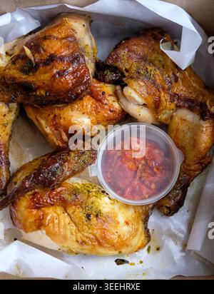 Un vivace primo piano di pollo alla griglia del Medio Oriente Foto Stock