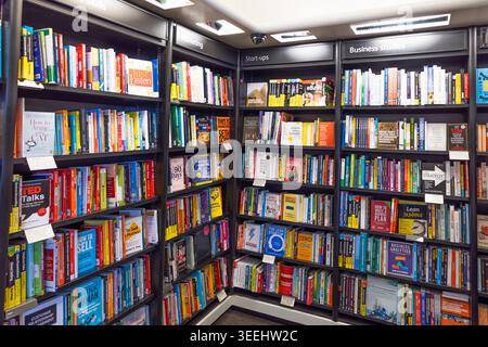 Grande collezione di libri su scaffali di legno in una biblioteca pubblica. Londra, Regno Unito, 8 giugno 2024 Foto Stock