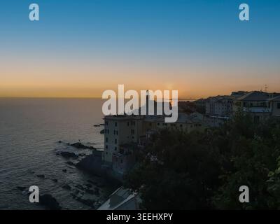 Boccadasse. Un piccolo villaggio di pescatori alla periferia di Genova. Liguria, Italia, Europa. Foto Stock