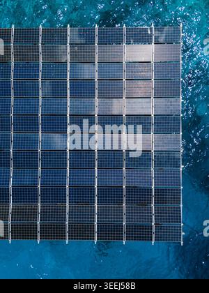 Vista aerea della centrale solare galleggiante di SolarSea presso Swimsol sulle acque turchesi dell'oceano Dharavandhoo, Atollo di Baa, Maldive. Foto Stock