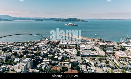Vista aerea del lungomare di San Francisco e dell'isola di Alcatraz Foto Stock