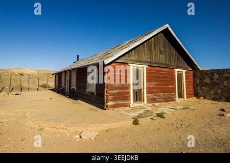 L'edificio in legno abbandonato di una vecchia stazione norvegese Waling a Sturmvogelbucht sulla penisola di Luderitz in Namibia. Foto Stock