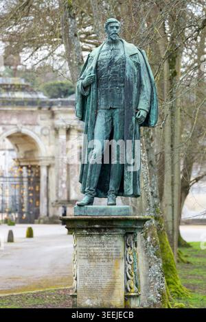 Una statua di George Robert Charles, XIII conte di Pembroke e Montgomery, situata vicino a Wilton House nel Wiltshire, Regno Unito Foto Stock