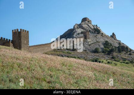 Frammento di un muro con torri di un'antica fortezza genovese. Sudak, Crimea Foto Stock