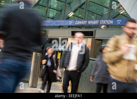 Pendolari fuori dalla stazione di Canary Wharf sulla Jubilee Line a London Docklands, Inghilterra. Foto Stock