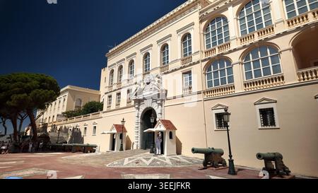 Vista esterna del Palais Princier con guardie cerimoniali all'ingresso di Monaco-Ville Foto Stock