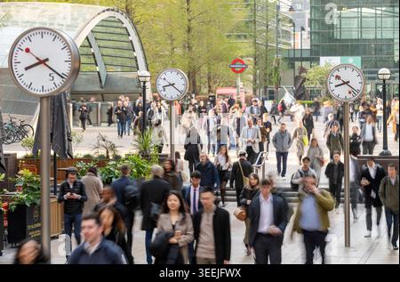 Folle di pendolari che camminano attraverso Canary Wharf nei Docklands di Londra, in Inghilterra. Foto Stock