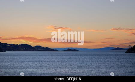 Tramonto colorato al fiordo di Trondheim, vista del castello di Steinvikholm sulhouette Foto Stock