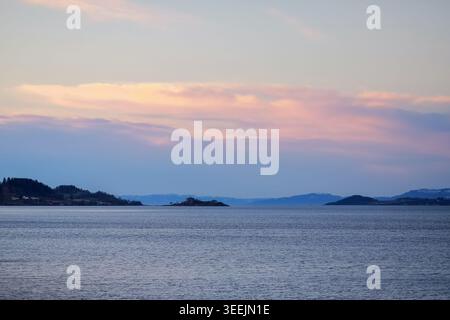 Tramonto colorato al fiordo di Trondheim, vista del castello di Steinvikholm sulhouette Foto Stock