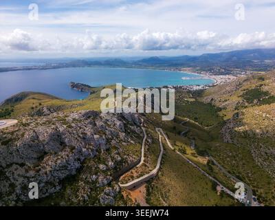 Vista aerea della tortuosa strada di Cap de Formentor attraverso aspre montagne che si affacciano sulla costa mediterranea delle Isole Baleari, Spagna. Foto Stock