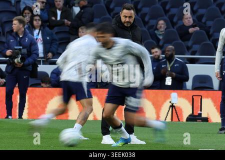 Londra, Regno Unito. 11 maggio 2026. Roberto De Zerbi, capo allenatore/allenatore del Tottenham Hotspur guarda i suoi giocatori durante il riscaldamento pre-partita. Partita di Premier League, Tottenham Hotspur contro Leeds Utd allo stadio Tottenham Hotspur di Londra lunedì 11 maggio 2026. Questa immagine può essere utilizzata solo per scopi editoriali. Foto per uso editoriale di Andrew Orchard/Alamy Live news Foto Stock