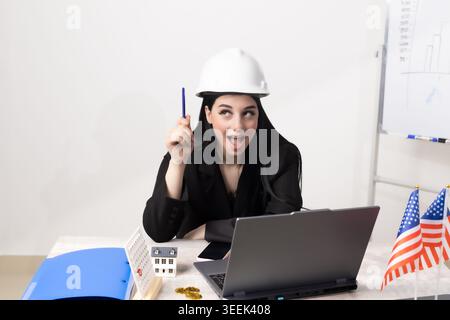 Palle di filato per maglieria e primo piano di lana rossa e blu in alta qualità professionale Foto Stock
