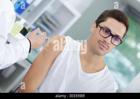 medico che fa l'iniezione di tossoidi tetanici Foto Stock