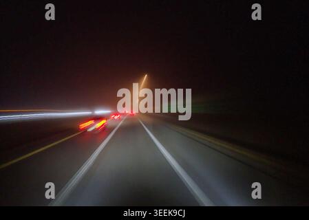 Traffico stradale notturno con percorsi leggeri e fari per un'esperienza professionale Foto Stock