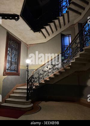Questa foto cattura gli splendidi interni di Casa Guazzoni a Milano, un capolavoro dello stile Liberty Foto Stock