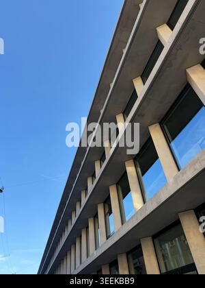 Il suggestivo esterno della Fondazione Giangiacomo Feltrinelli a Milano, Italia Foto Stock