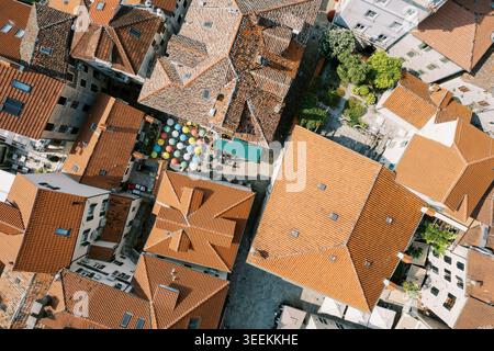 Vista dall'alto che cattura i tetti della città vecchia e i vicoli stretti Foto Stock