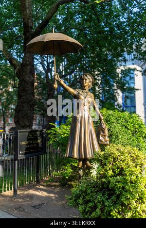 Londra, Regno Unito, 10 maggio 2026, statua di bronzo di Mary Poppins con un ombrello nei Leicester Square Gardens. Foto Stock