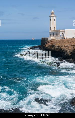 Praia. 11 maggio 2026. Questa foto scattata l'11 maggio 2026 mostra un faro sul mare dell'isola di Santiago, Capo Verde. L'isola di Santiago, situata nella parte meridionale dell'arcipelago di Capo Verde, è l'isola più grande e popolosa del paese. Crediti: Xie Jianfei/Xinhua/Alamy Live News Foto Stock