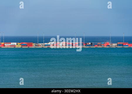 Praia. 11 maggio 2026. Questa foto scattata l'11 maggio 2026 mostra un terminal container sull'isola di Santiago, Capo Verde. L'isola di Santiago, situata nella parte meridionale dell'arcipelago di Capo Verde, è l'isola più grande e popolosa del paese. Crediti: Xie Jianfei/Xinhua/Alamy Live News Foto Stock