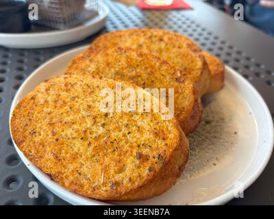 Cracker rotondi secchi con spezie da vicino, pane baguette francese a fette, crostini crostini croccanti, bruschette, crocchette rotonde al ristorante sulla Bac Blurred Foto Stock