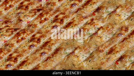 Carta da parati georgiana lula kebab. Souvlaki grigliato, kebap di carne macinata, agnello grigliato di montone lula su spiedini Foto Stock
