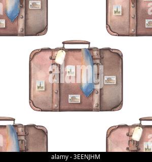 Valigia marrone con francobolli da viaggio, cravatta, motivo senza cuciture. Illustrazione ad acquerello dipinta a mano isolata su bianco per viaggi, temi aziendali, branding Foto Stock