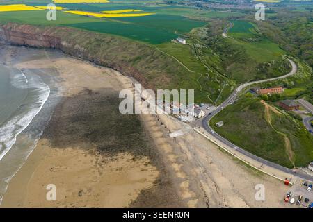Vista aerea della spiaggia frastagliata delle scogliere costiere e delle tortuose strade di campagna vicino a Saltburn by the Sea nel North Yorkshire in Inghilterra, accanto al Mare del Nord con Foto Stock