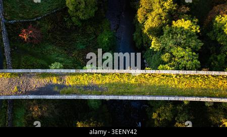 Vista aerea del viadotto di Appersett direttamente sopra il parapetto di pietra sopra una gola boscosa del fiume Foto Stock
