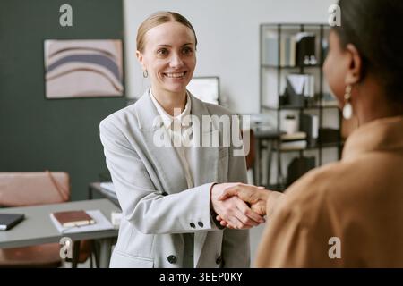 Donna d'affari adulta che stringe la mano durante il colloquio di lavoro Foto Stock