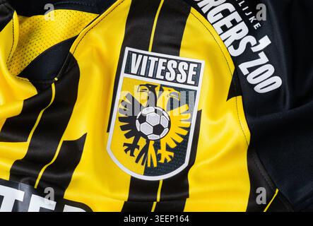 Kiev, Ucraina, 12 maggio 2026. Primo piano della maglia da calcio Vitesse con stemma su tessuto a righe giallo e nero Foto Stock
