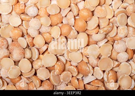Sfondo con texture macro full frame di piselli crudi gialli secchi Foto Stock