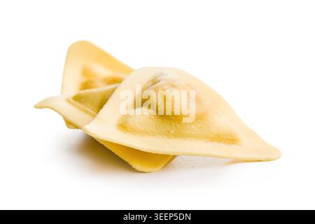 Gnocchi di pasta italiana cruda impilati su sfondo bianco. Le conchiglie in stile ravioli freschi e fatti in casa mettono in risalto la consistenza liscia dell'impasto e la rustica Foto Stock