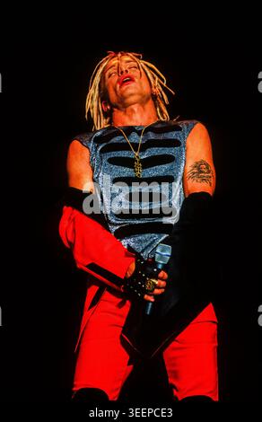 Billy Idol si esibisce dal vivo sul palco al National Bowl di Milton Keynes, Buckinghamshire, Regno Unito, il 18 settembre 1993. 35 mm a colori. Foto Stock