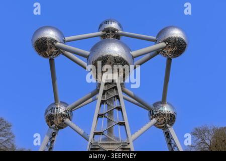 L'edificio Atomium, costruito come fulcro dell'esposizione mondiale di Bruxelles del 1958, Belgio. L'attrazione turistica più popolare di Bruxelles. Foto Stock