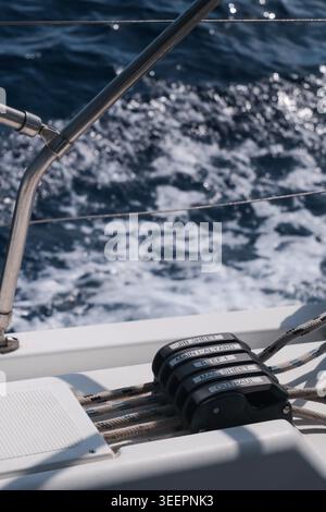 3 MAGGIO 2026 - Peloponneso, Grecia - Un'immagine ravvicinata dei blocchi di armamento e jammer con le etichette di corda su uno yacht a vela. Foto Stock