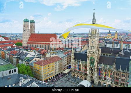 Skyline di Monaco con il municipio di Marienplatz Foto Stock