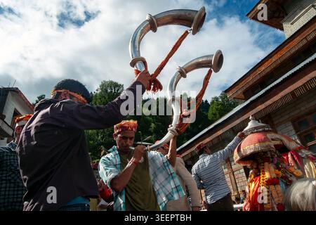 India, Himachal Pradesh, Old Manali: Due musicisti suonano il Ransingha, un antico strumento a fiato, durante il festival dedicato alla dea Hadimba Foto Stock
