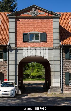Germania, Meerbusch, Reno, basso Reno, Renania, Renania settentrionale-Vestfalia, NRW, Meerbusch-Buederich, House Meer, maniero, l'Aermyard, ex monastero premonstratense e castello della famiglia von der Leyen, l'immagine mostra la porta con la figura araldica Foto Stock